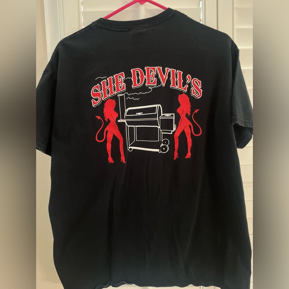 GILDAN Vintage She Devil’s BBQ Unique Rare Graphic Tee shirt Sz Large - Picture 2 of 5